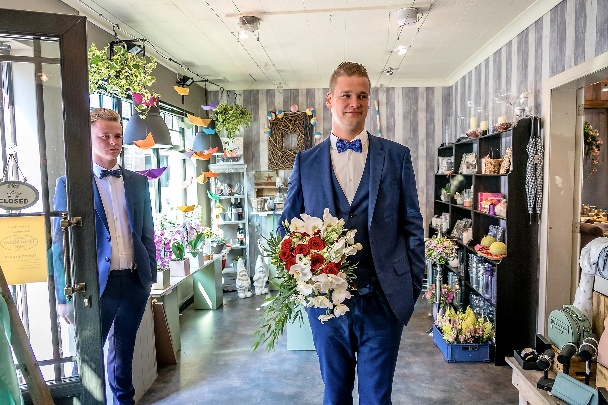 Bruidegom in de bloemenwinkel