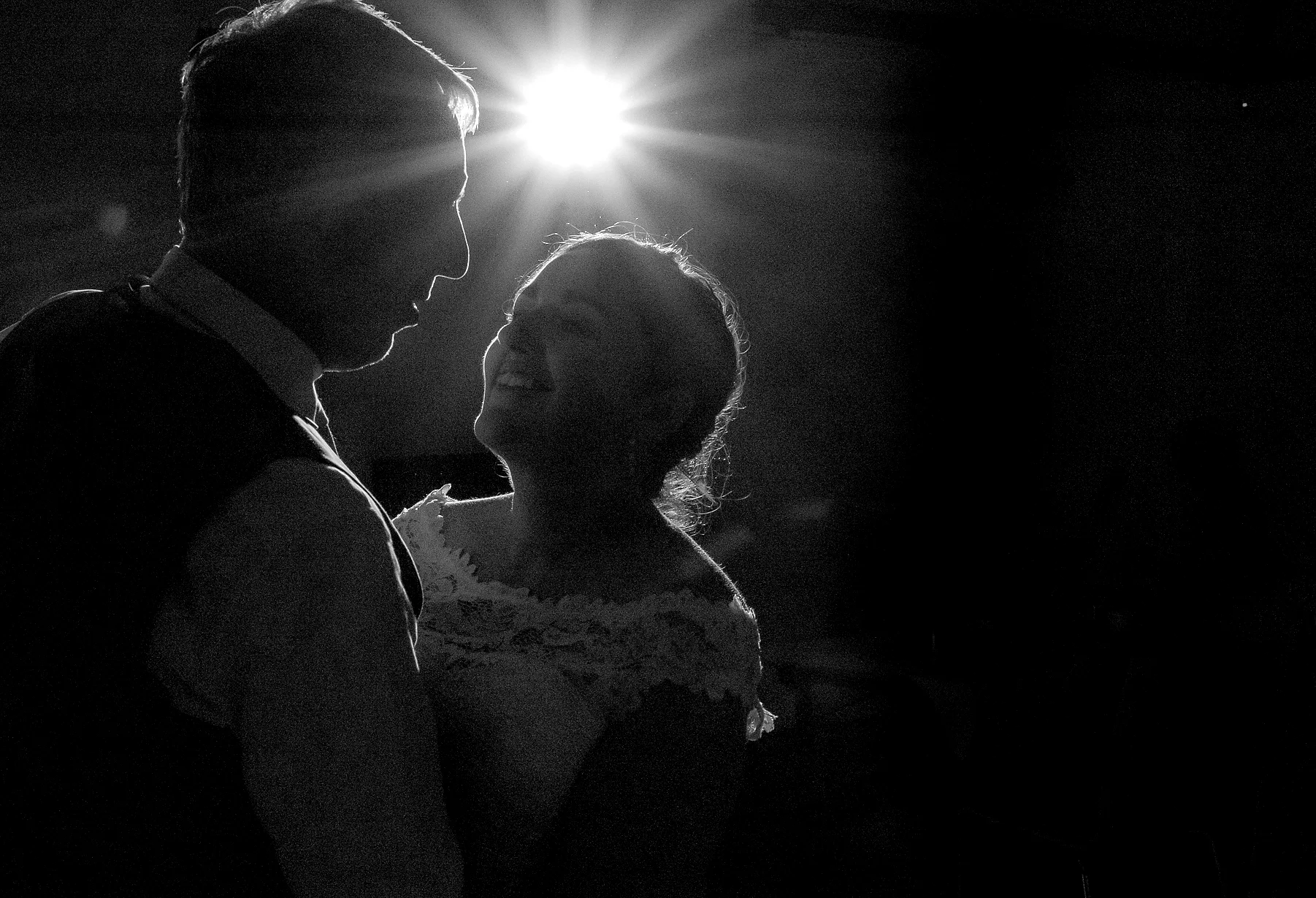 Silhouet eerste dans met ster-lichtflare