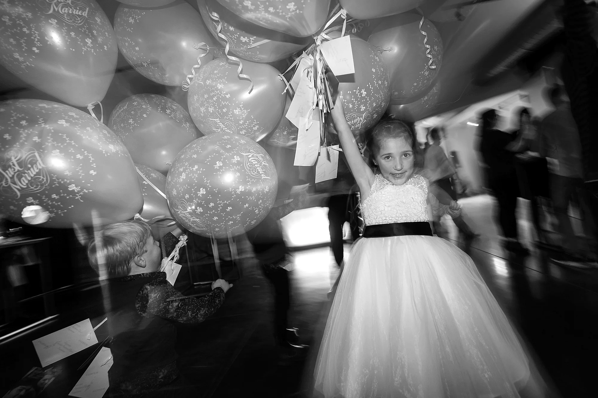 Kinderen tussen Just Married-ballonnen