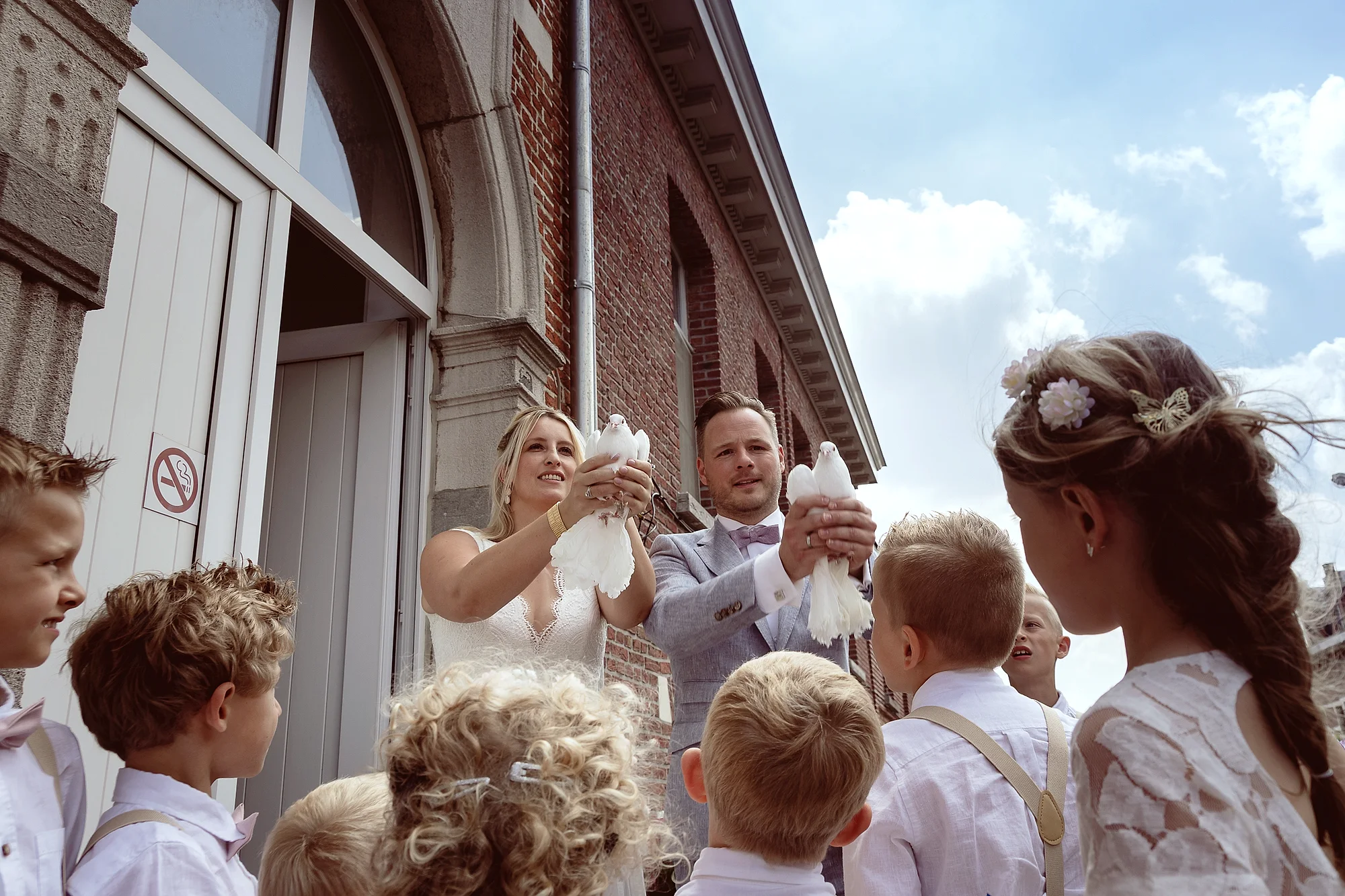 Witte duiven loslaten met de kinderen