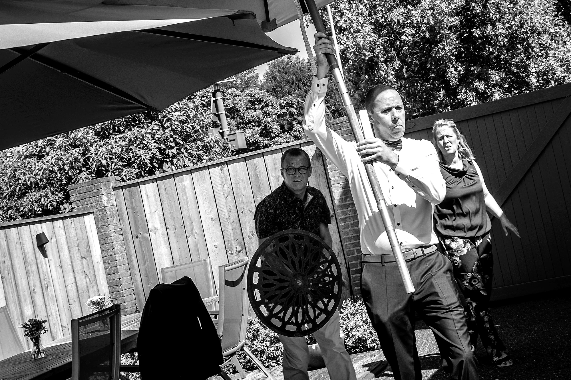 Bruidegom worstelt met parasol