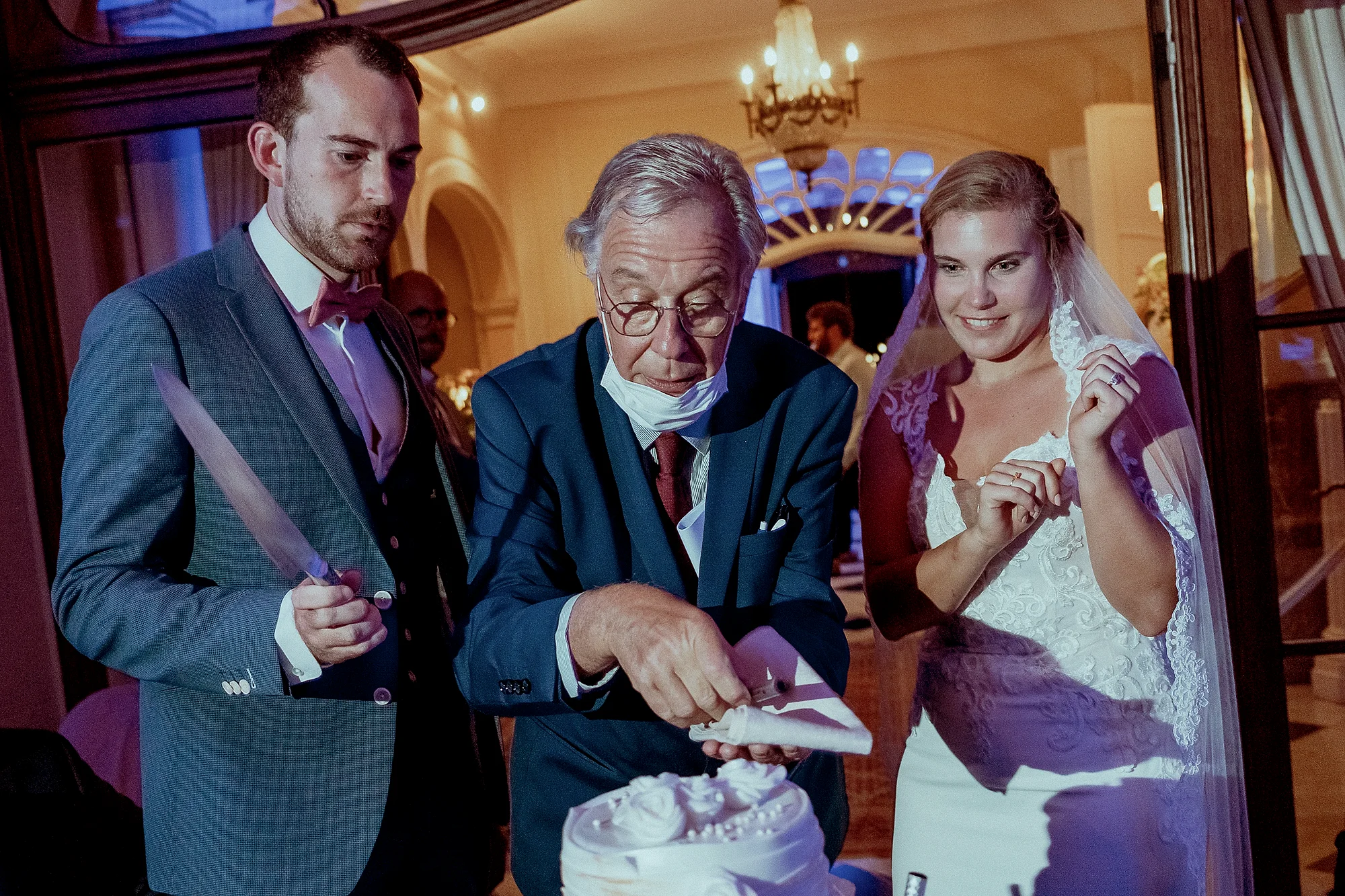 Cake cutting met opa, blauwe lichten