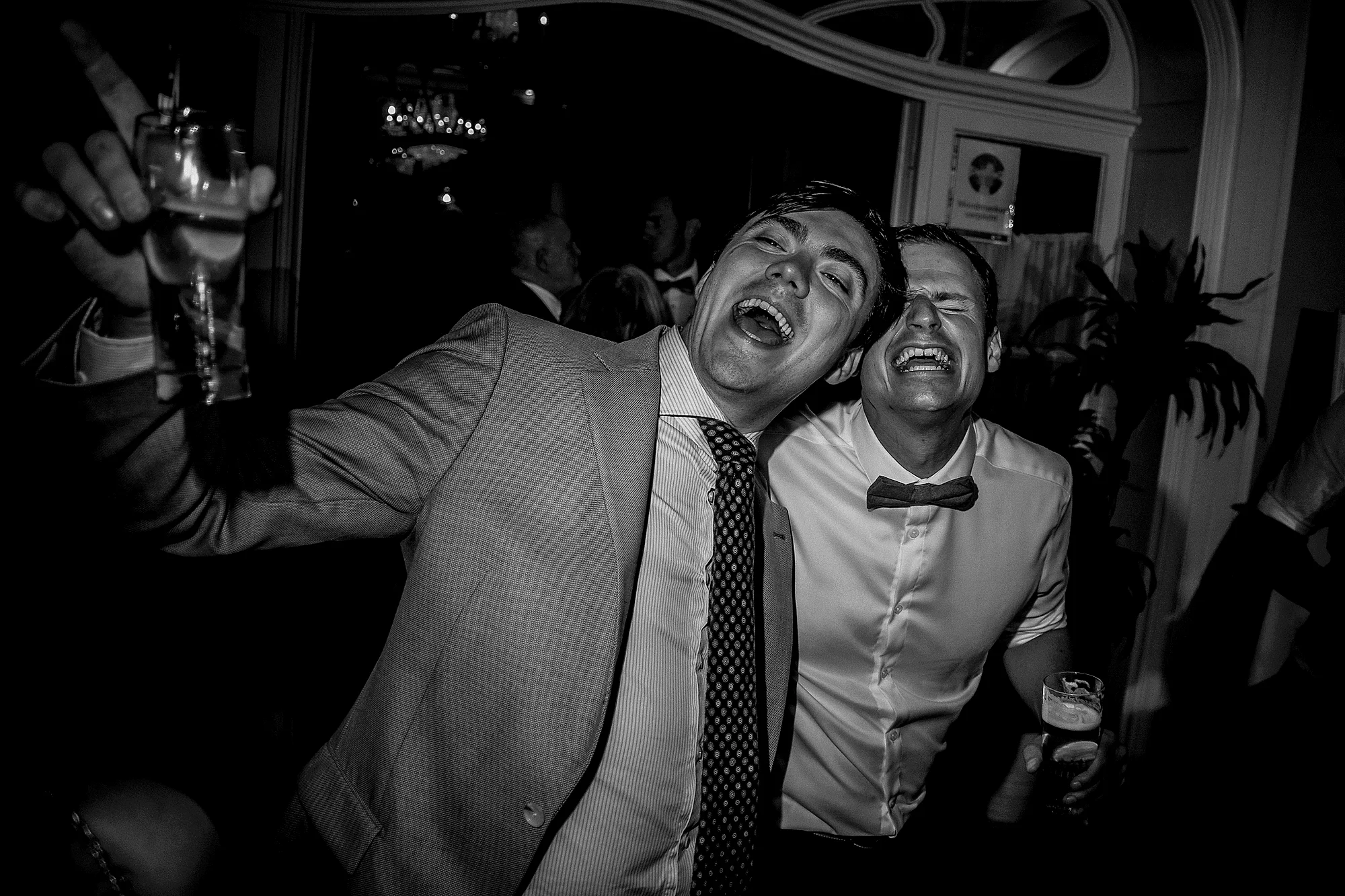 Twee gasten zingen met bier