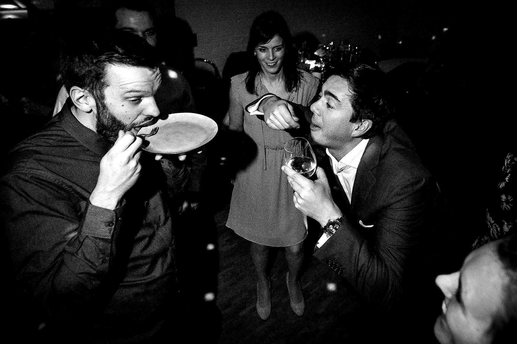 Gasten eten van bord, candid feestmoment