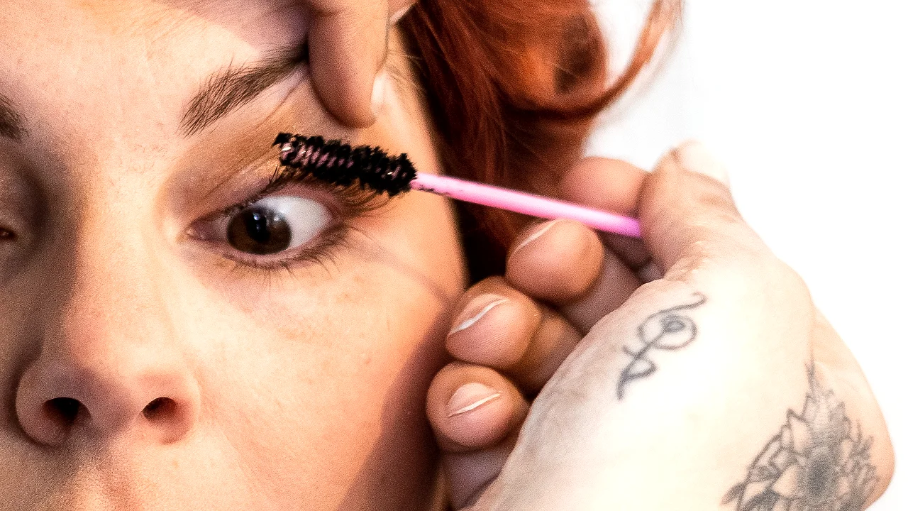 Mascara, getatoeëerde hand