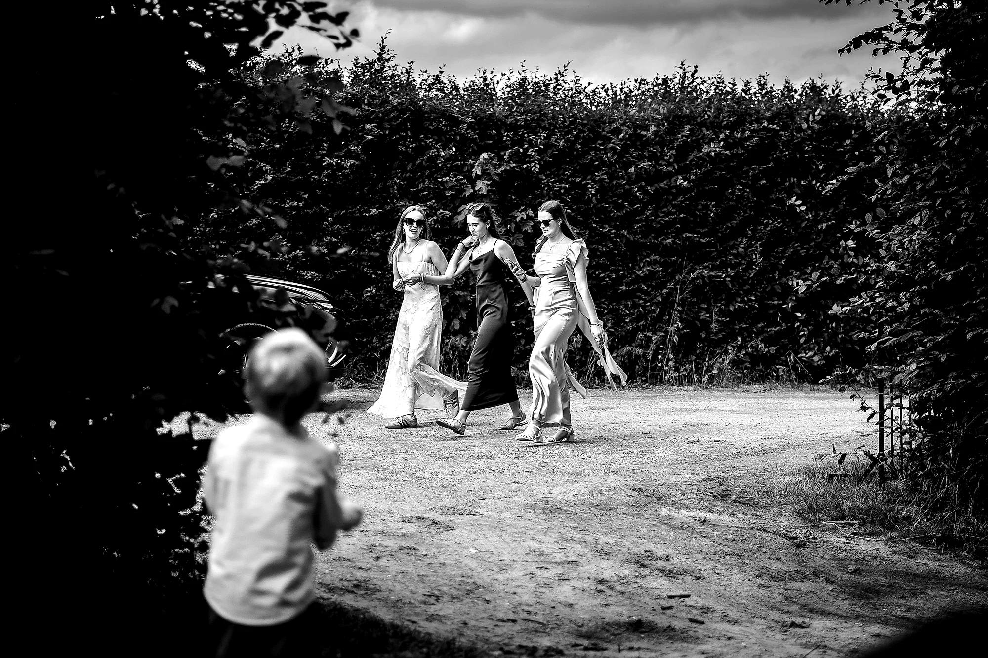 Drie gasten lopen aan
