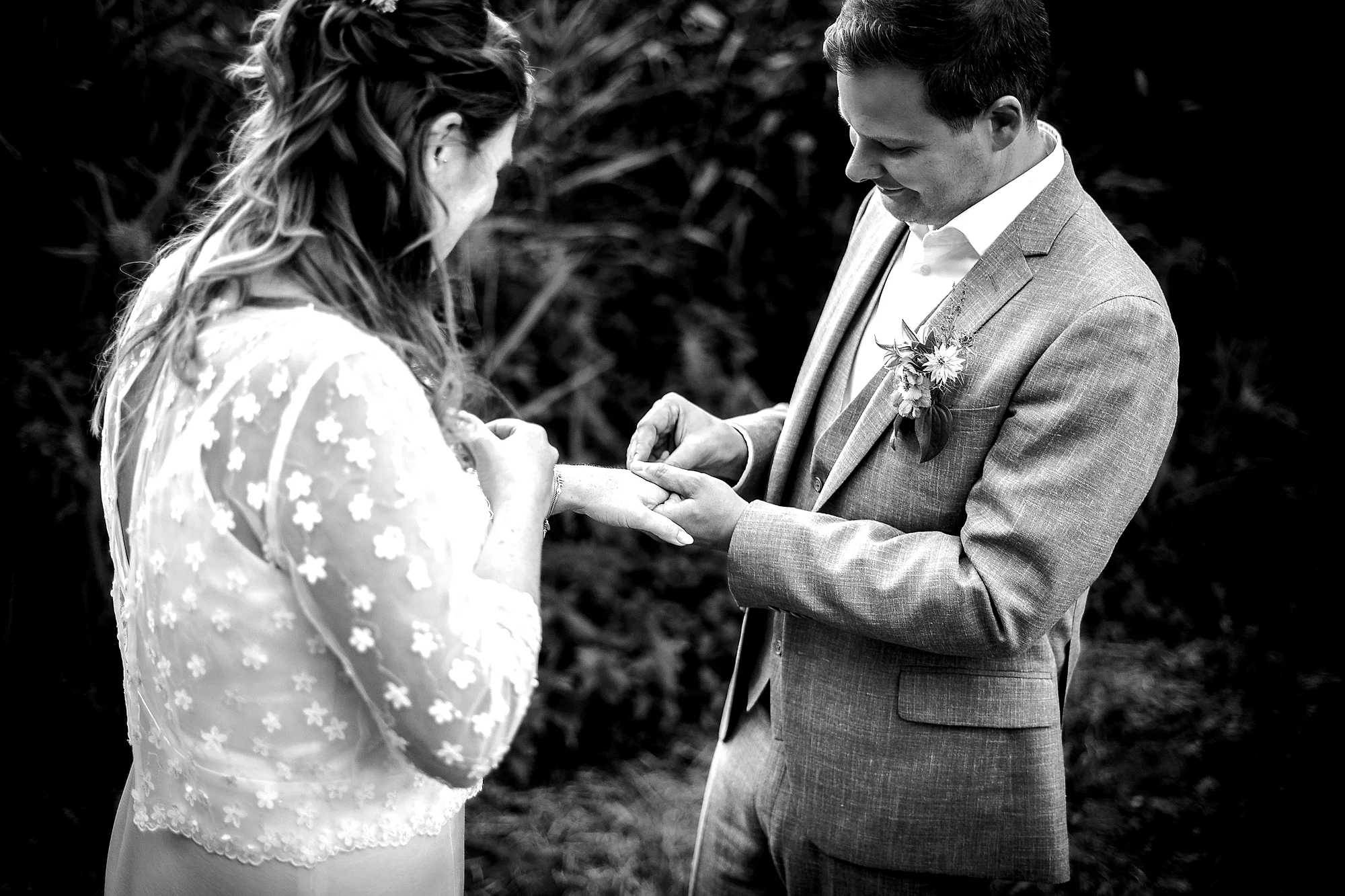 Ringen wisselen tijdens ceremonie